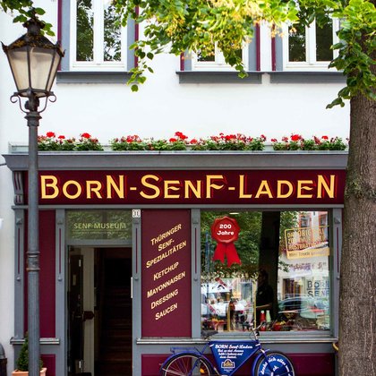 Unser Senfladen in Erfurt. Endecke und verkoste unseren Thüringer BORN Senf, BORN Ketchup und unsere Grillsaucen.