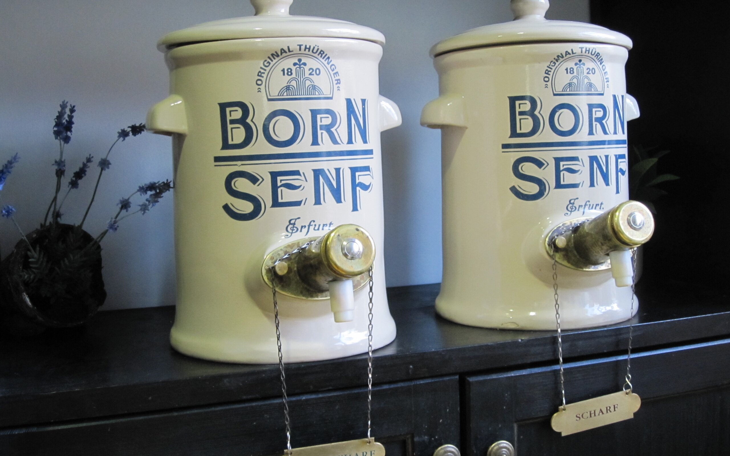 Frisch gezapfter Senf aus dem BORN Senfladen in der Erfurter Altstadt