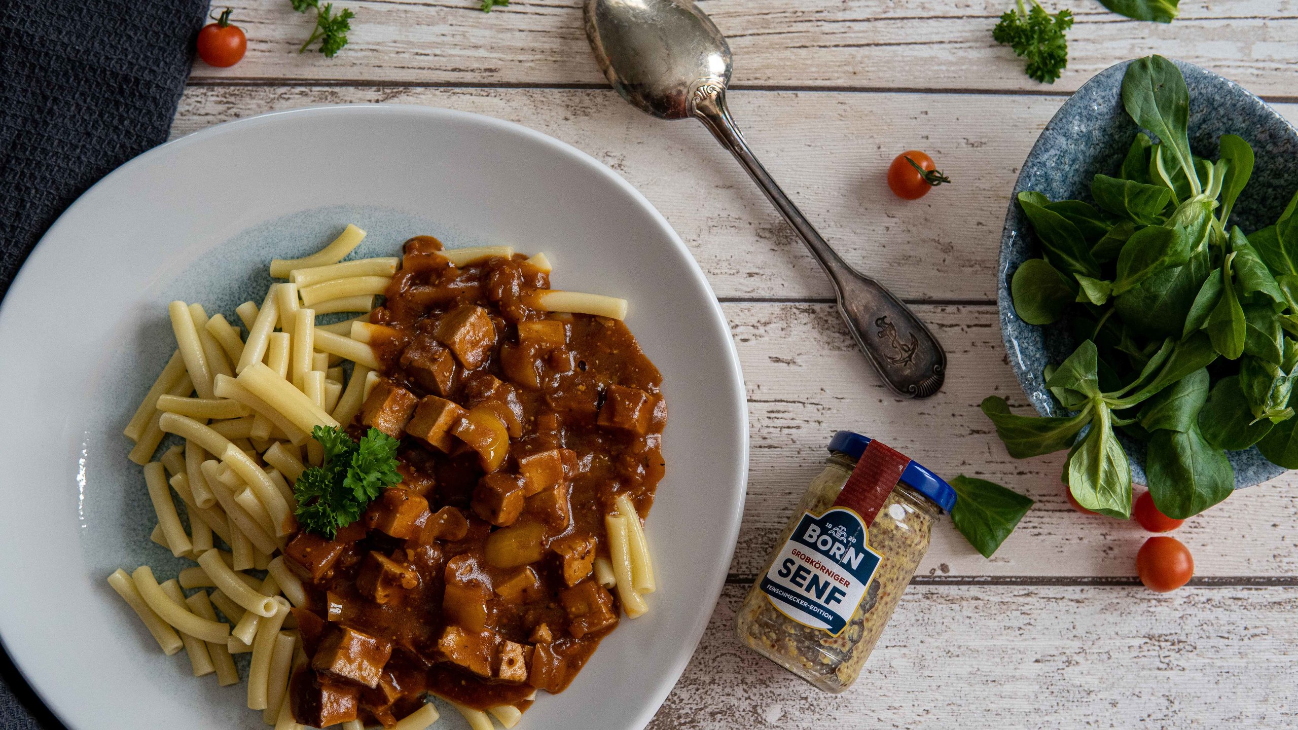 Born Veganer Tofu Senfgulasch Mit Makkaroni