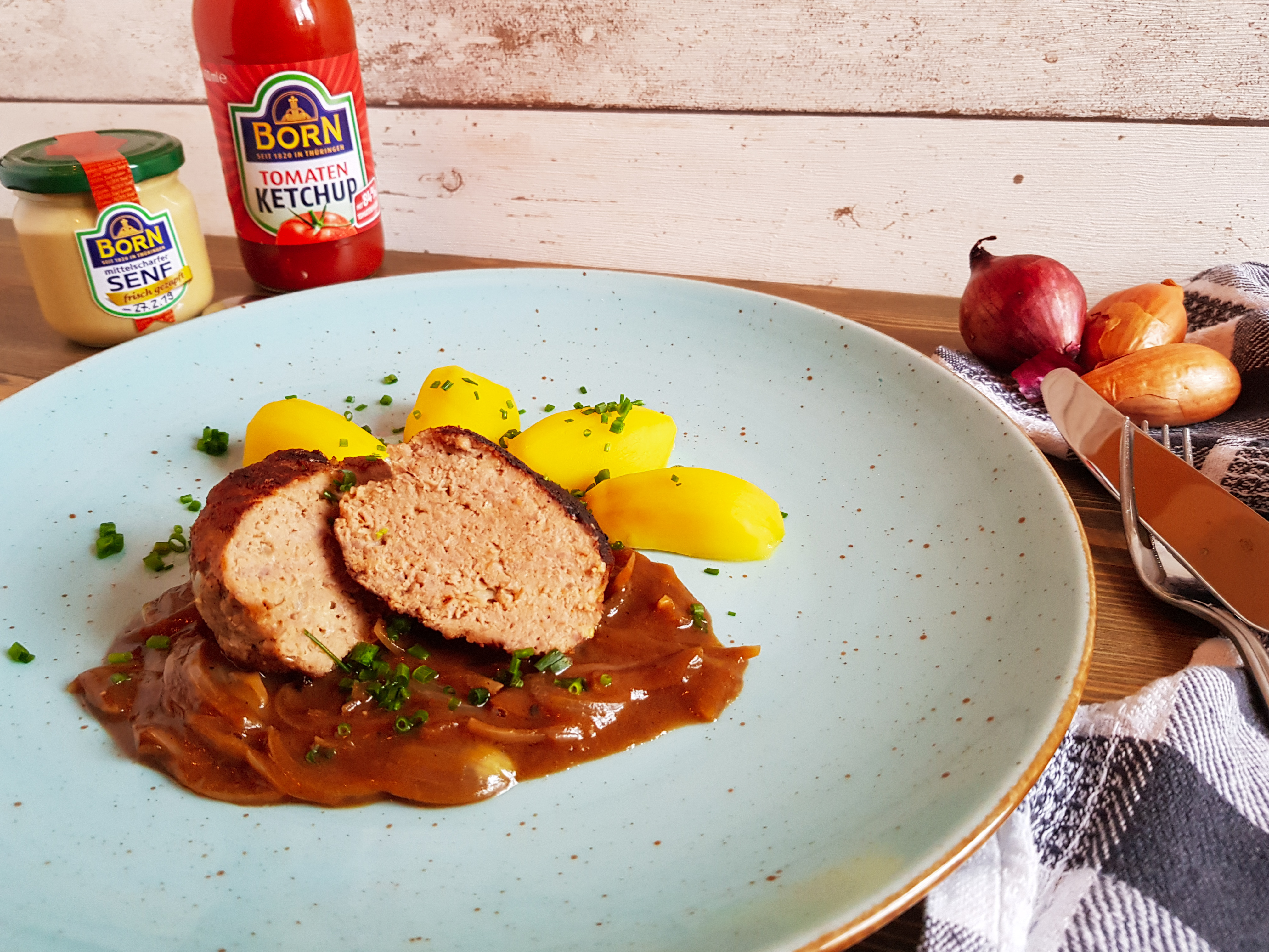 Ein leckeres, einfaches Rezept für Bratklößchen in Zwiebelsauce. Einfach nachkochen.